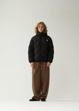 Laden Sie das Bild in den Galerie-Viewer, New Amsterdam - New Amsterdam, Detachable Jacket AW26, Black
