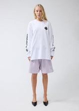 Laden Sie das Bild in den Galerie-Viewer, New Amsterdam - LOGO LONGSLEEVE - WHITE
