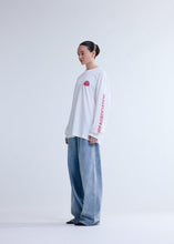 Laden Sie das Bild in den Galerie-Viewer, New Amsterdam - LOGO LONGSLEEVE WASHED WHITE/DEEP RED Longsleeves New Amsterdam
