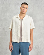 Laden Sie das Bild in den Galerie-Viewer, Wax London - Lido Dobby Shirt - Ecru Hemden Wax London
