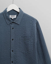 Laden Sie das Bild in den Galerie-Viewer, Wax London - Shelly Seersucker Corduroy Hemd - Blue Hemden Wax London
