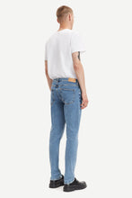 Laden Sie das Bild in den Galerie-Viewer, Samsøe Samsøe - Stefan Jeans - Light Ozone Marble Hosen Samsøe Samsøe
