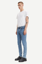 Laden Sie das Bild in den Galerie-Viewer, Samsøe Samsøe - Stefan Jeans - Light Ozone Marble Hosen Samsøe Samsøe
