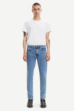Laden Sie das Bild in den Galerie-Viewer, Samsøe Samsøe - Stefan Jeans - Light Ozone Marble Hosen Samsøe Samsøe
