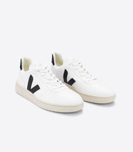 Laden Sie das Bild in den Galerie-Viewer, Veja - V-10 CWL Sneaker - White / Black Schuhe Veja

