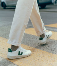 Laden Sie das Bild in den Galerie-Viewer, Veja - V-12 Leather - Extra White / Cyprus Schuhe Veja
